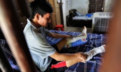 Người đàn ông bị máy cắt nghiền nát 2 chân, vét sạch cửa nhà lo tiền điều trị