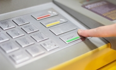 Đổi mã pin thẻ ATM có cần đúng cây ATM?