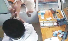 Cán bộ liên tiếp đánh người gây phẫn nộ