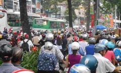 Ùn tắc khủng khiếp giữa Sài Gòn, dân lái xe lên thảm cỏ thoát thân