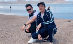 NSƯT Hoài Linh giản dị, mang dép xỏ ngón đi du lịch cùng con trai tại Mỹ