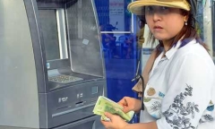 Ngộp thở với phí ngân hàng