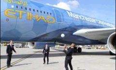 Phóng viên VTC News đón Man City tại cửa máy bay