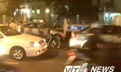 Xe CSGT dừng đèn đỏ, ba ô tô tông liên hoàn