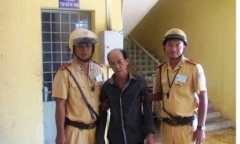 CSGT truy đuổi, ép xe tóm gọn 2 tên cướp giữa Sài Gòn