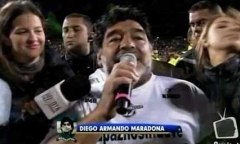 Clip hot: Maradona tát fan nữ, Ronaldo cuống cuồng bỏ chạy