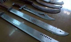 Trốn khỏi đồn công an, vác mã tấu trấn lột người đi đường