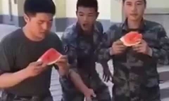 Clip: Cao thủ ăn dưa hấu khiến đối thủ đứng hình