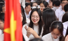 Vẻ đẹp trong sáng, ngọt ngào của nữ sinh trong tà áo dài trắng ngày khai giảng