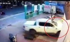 Clip: Khoảnh khắc nữ tài xế lái Ford Ranger đè nát xe máy, tông sập cửa hiệu sách