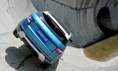Video: Xe sang không ngại chỗ hèn, chui tọt lỗ cống