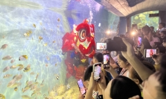 Độc đáo màn múa lân dưới nước ở Nha Trang