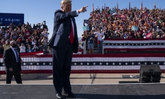 Ông Trump gọi tác giả cuốn sách lên án mình là 'đồ bỏ'