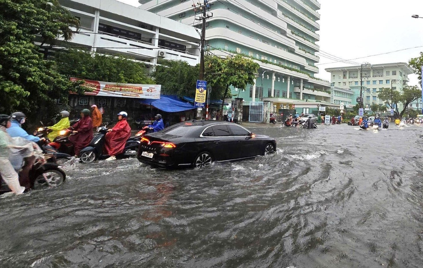 Mưa lớn dồn dập, nước lũ nhấn chìm nhiều cầu tràn ở huyện miền núi Hà Tĩnh