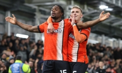 Đội bóng nghèo nhất Premier League tạo cột mốc lịch sử