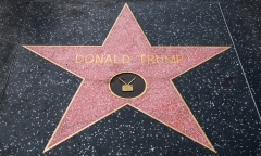 Người biểu tình phá ngôi sao của ông Trump trên Đại lộ Danh vọng