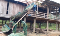 Lốc xoáy cuốn bay hàng chục mái nhà dân ở Quảng Bình