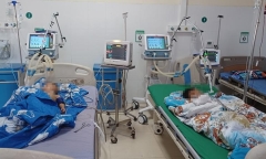 Sơn La: Nổ bom bi, hai anh em bé trai nguy kịch