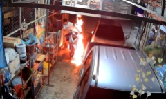 Người đàn ông vừa khởi động, xe máy bốc cháy dữ dội
