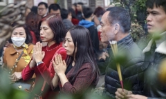 Người Hà Nội tấp nập đi lễ chùa đầu năm Quý Mão 2023