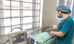 Sức khỏe bé sơ sinh bị bỏ rơi trong khe tường ở Hà Nội có chuyển biến tích cực