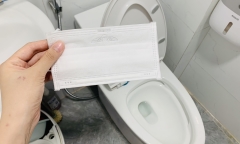 Bỏ khẩu trang vào bể chứa nước bồn cầu có lợi ích gì?
