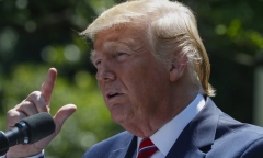 Tổng thống Trump chỉ vào đầu, nói hạn chót cho Trung Quốc ‘nằm ở đây’