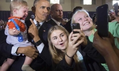 Ảnh ấn tượng trong tuần: Bé trai 10 tháng tuổi khóc thét khi được Obama bế chụp ảnh cùng