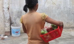 Đau lòng mẹ 'gán' con trừ nợ