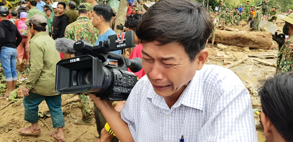 Dựng nhà tạm cho dân ở ngôi làng bị ‘xóa sổ’ sau sạt lở núi