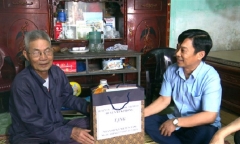 Bắc Ninh: Bí thư Huyện ủy Yên Phong thăm, tặng quà các gia đình chính sách