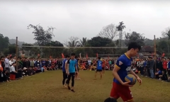 Video: Thủ thành Bùi Tiến Dũng đấu Quách Công Lịch trên sân bóng chuyền