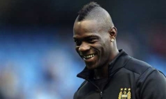 Balotelli quấn khăn tắm 'ghẹo' Messi đệ nhị