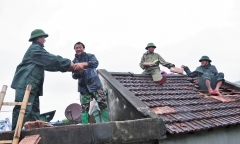 Bộ đội dầm mưa leo lên mái nhà giúp dân khắc phục lốc xoáy