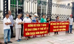 Đòi nhà 7 năm không được, khách căng băng rôn phản đối Bình Trưng Tây