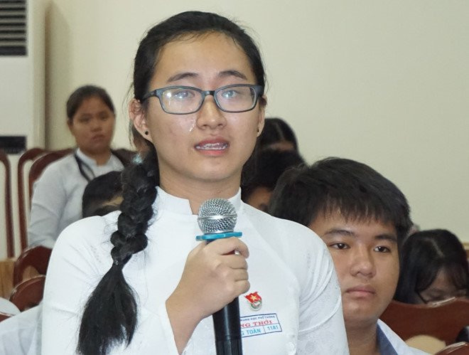 Cô giáo im lặng khiến học sinh bật khóc bị đình chỉ dạy