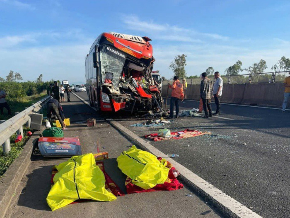 Xe bán tải tông liên hoàn xe máy ở Hà Nội: Nạn nhân kể phút thoát chết thần kỳ
