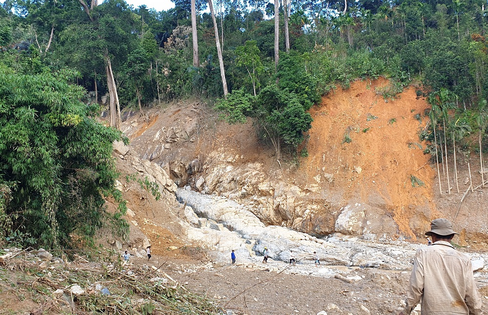 Dựng nhà tạm cho dân ở ngôi làng bị ‘xóa sổ’ sau sạt lở núi