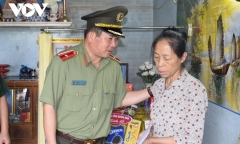 Thiếu tướng Đinh Văn Nơi thăm hỏi gia đình liệt sĩ tại Đắk Lắk