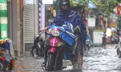 Mưa xối xả nhiều giờ, dân Hà Nội bì bõm lội nước dắt xe