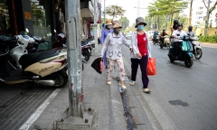Kẻ vạch vỉa hè: Phần rộng để đỗ xe, phần cho người đi bộ toàn gốc cây, bốt điện