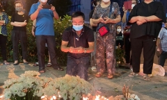 Tưởng niệm bé gái nghi bị hành hạ đến chết: 'Sao người ta ác với con như vậy?'