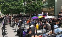 iPhone 11 mở bán, hàng trăm người vạ vật xếp hàng chờ mua
