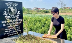 Sao Việt 24/11: Thanh Hương 'Người phán xử' thăm mộ NSND Hoàng Dũng