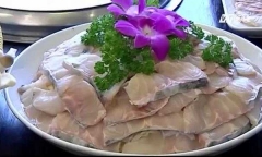 Cách nấu canh cá diếc ngải cứu giúp phục hồi sức khỏe