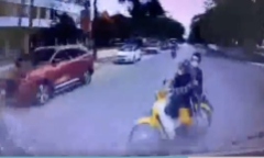 Tài xế ô tô 16 chỗ phóng như bay, tông thương vong 2 người đi xe máy