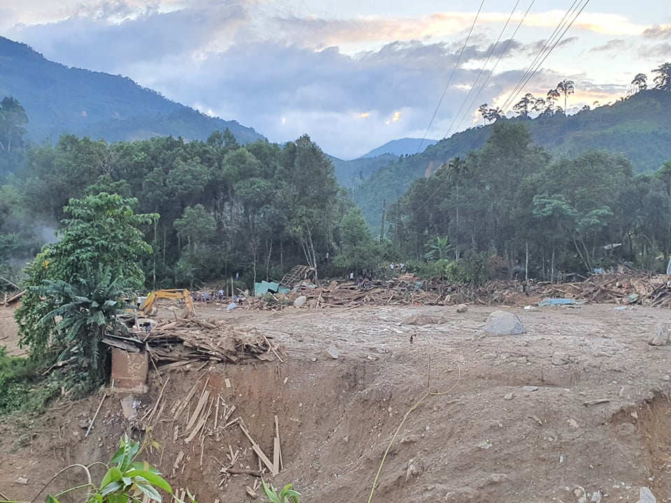 Dựng nhà tạm cho dân ở ngôi làng bị ‘xóa sổ’ sau sạt lở núi