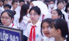 Nhiều phụ huynh lo 'học phí được miễn nhưng phụ phí tăng 3 - 4 lần'