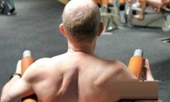 Cận cảnh phòng tập gym khỏa thân của nữ huấn luyện viên Anh