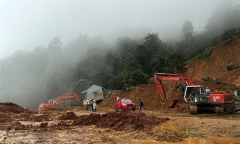 Cán bộ, chiến sỹ dầm mưa xử lý hiện trường vụ sạt lở đèo Bảo Lộc để thông xe